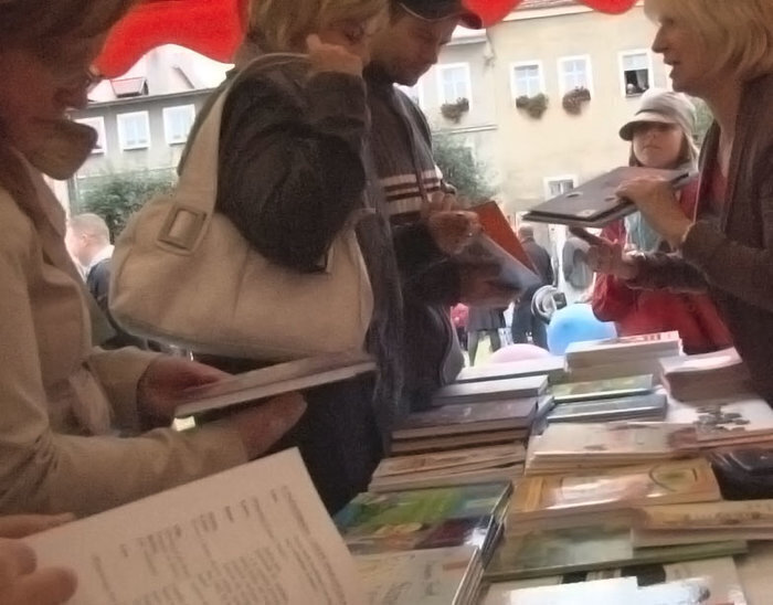 Z książką na walizkach