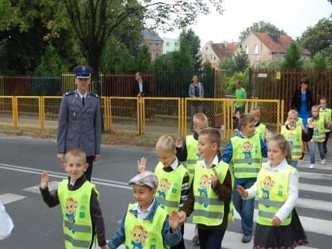 Najmłodsi wyposażeni w kamizelki i opaski odblaskowe