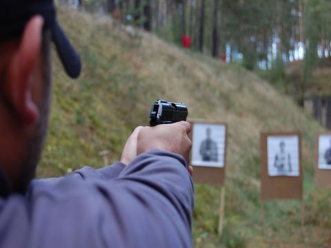 Policjanci na strzelnicy