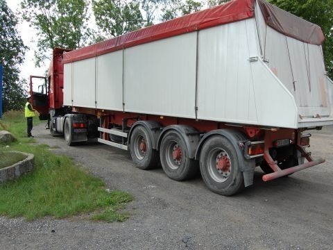 Kierowca ciągnika siodłowego na podwójnej ciągłej