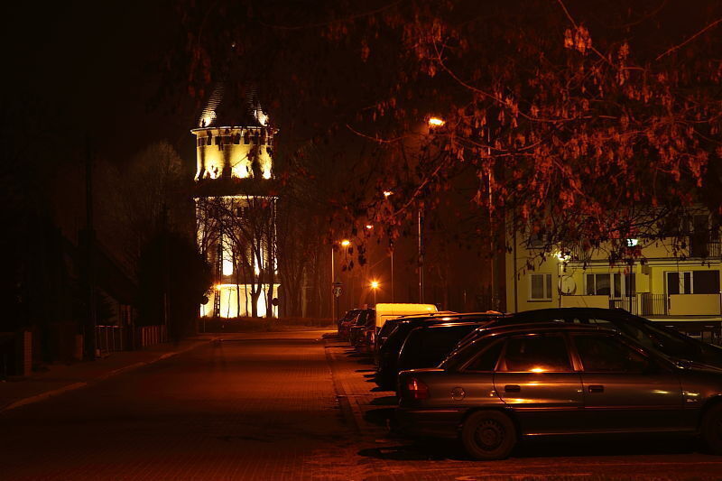 Wschowska wieża ciśnień nocą