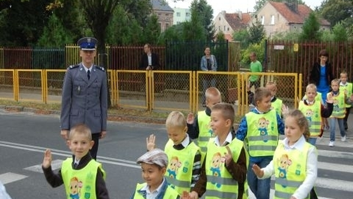 Najmłodsi wyposażeni w kamizelki i opaski odblaskowe