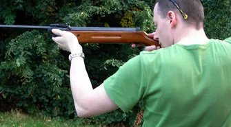 Strzelił do kobiety z wiatrówki