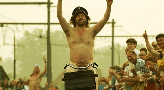 Boso, ale na rowerze - gorzka komedia?