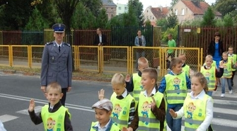 Najmłodsi wyposażeni w kamizelki i opaski odblaskowe