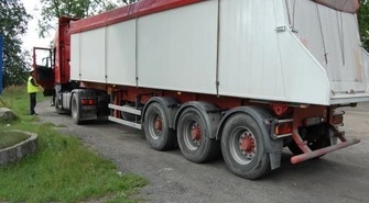 Kierowca ciągnika siodłowego na podwójnej ciągłej