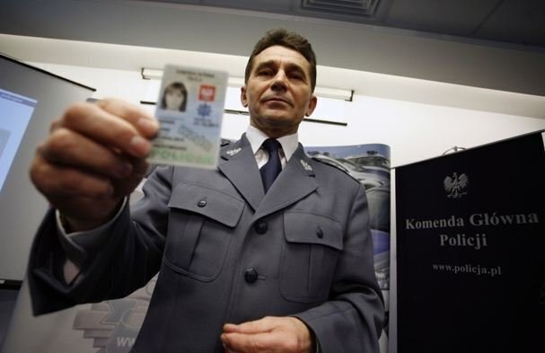 Ulepszone legitymacje policyjne - sprawdź jak wyglądają