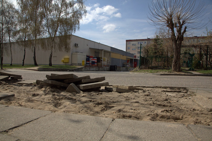 Naprawią chodnik i założą barierki