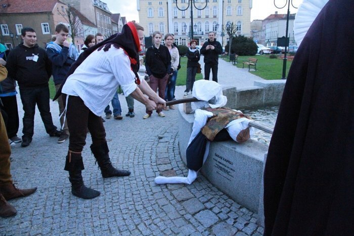 Mordercy odcięto na wschowskim rynku rękę potem... głowę