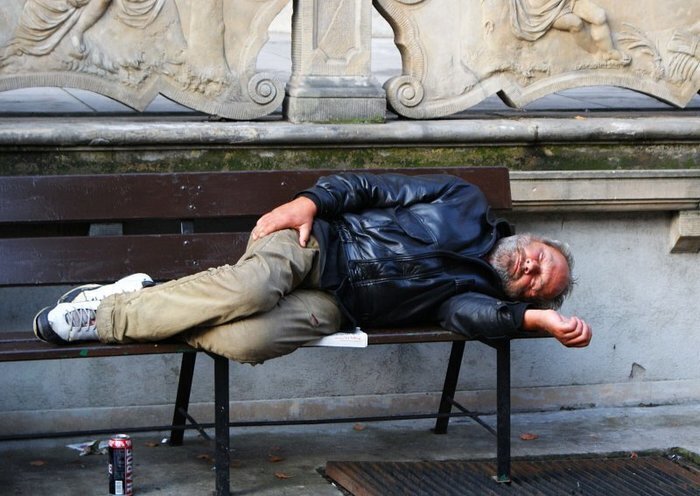Bestialstwo czy głupota Podpalono bezdomnego...
