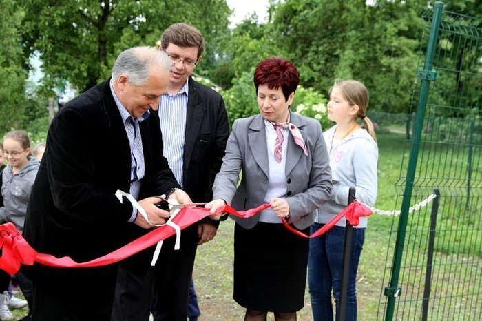 Pobiegli na nowy plac zabaw a potem ulicą
