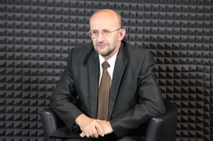 Rozmowa przy szklance wody z Cezarym Sadrakułą
