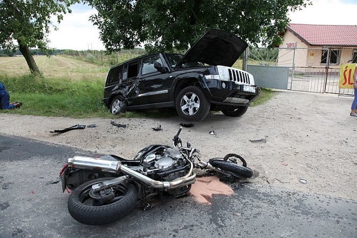 Motocyklista zderzył się z samochodem terenowym