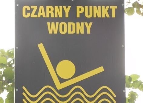 Czarny punkt wodny na dzikiej plaży w Lginiu