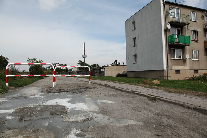 Nie chcą barierek tylko nową drogę