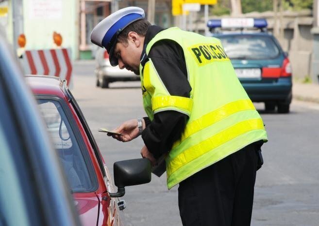 Odzyskano samochód. Policjanci zatrzymali rabusiów