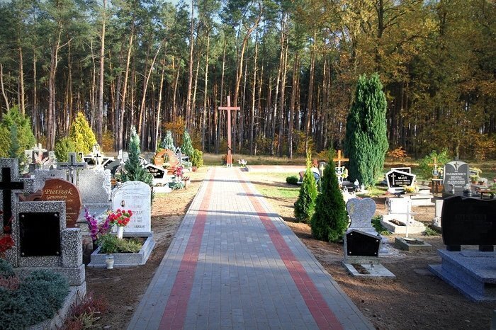 Kałuże już nie straszą na cmentarzu w Siedlnicy. Dzięki mieszkańcom i chodnikowi