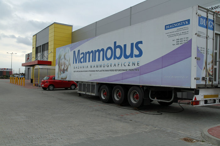 Mammobus na parkingu przed Bricomarche