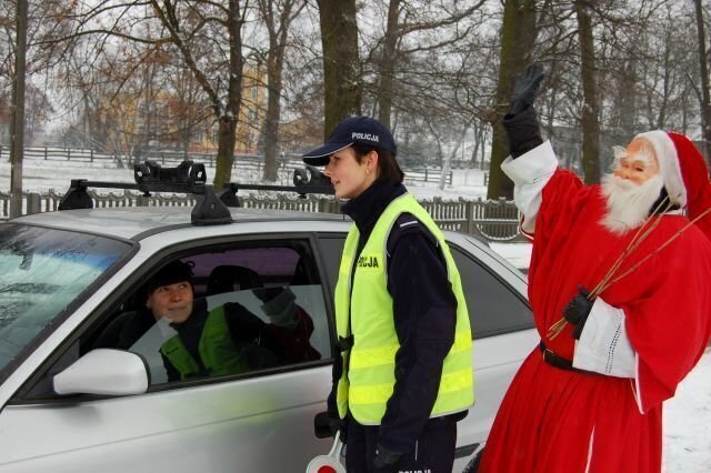 Święty Mikołaj na drogach powiatu wschowskiego i w komendzie policji
