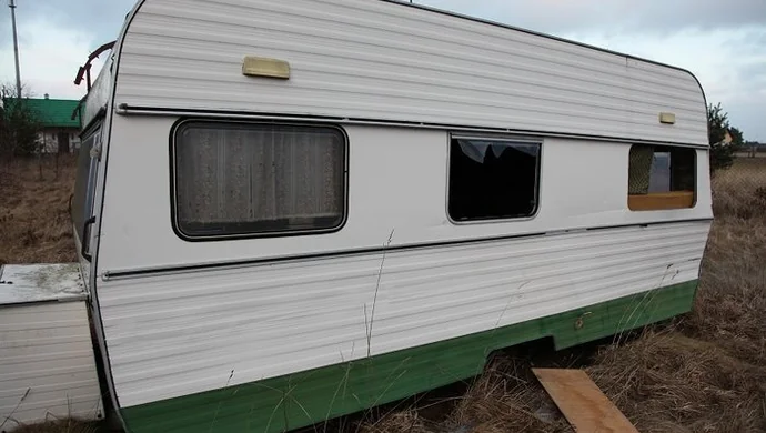 Nieletni włamali się do przyczepy kempingowej