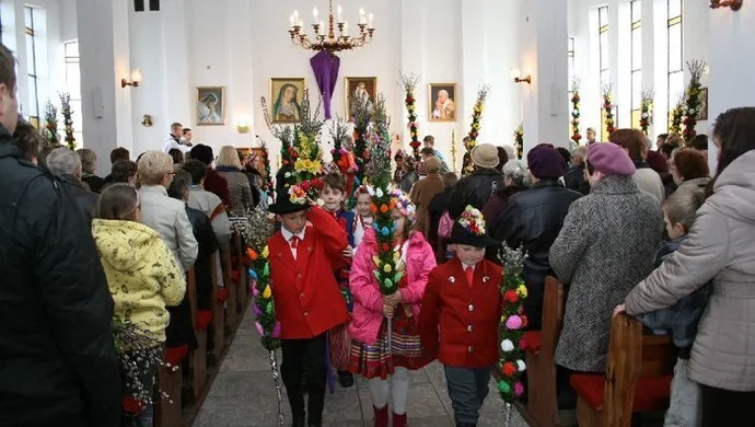 Z palmami w tle. W Lipinkach