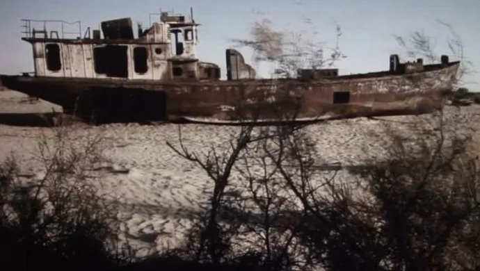 Apokaliptyczna podróż z Bartkiem Sabelą nad morze, którego nie ma