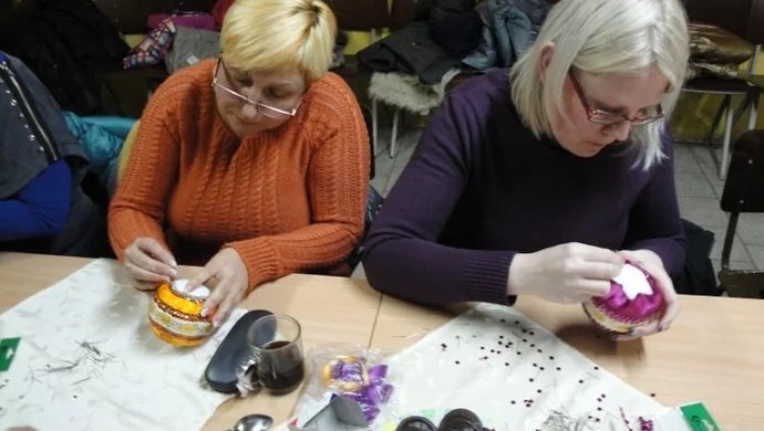 W Starych Drzewcach artystycznie zdobiły bombki choinkowe