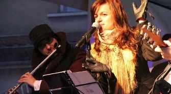 Coś dla ducha i dla ciała na dziedzińcu Klasztoru Franciszkanów