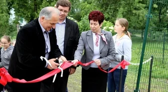 Pobiegli na nowy plac zabaw a potem ulicą