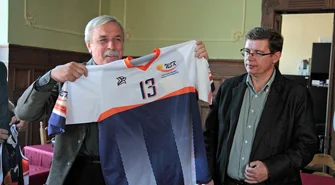 Burmistrz wręczył nowe stroje WSTK