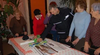 Wschowscy policjanci pomagają seniorom