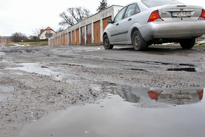Wyjazd z garażu przez wodę i błoto
