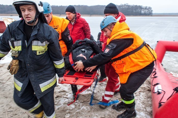 5 osób wpadło do przerębli na jeziorze sławskim