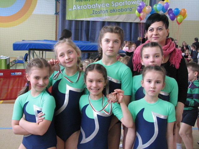 Akrobatki Korony Wschowa z medalami