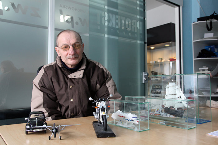 Skleja modele żeby się nie nudzić