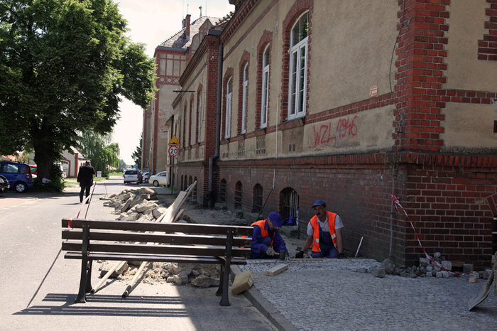 Przy budynku starostwa i CKUiP utwardzają teren