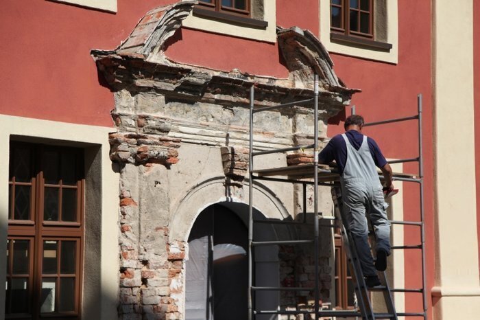 Renowacja zabytkowych portalów do końca sierpnia
