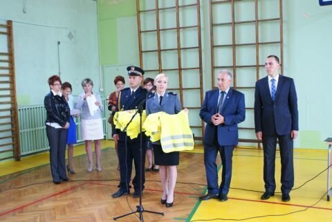 Pierwszoklasiści otrzymali odblaskowe kamizelki