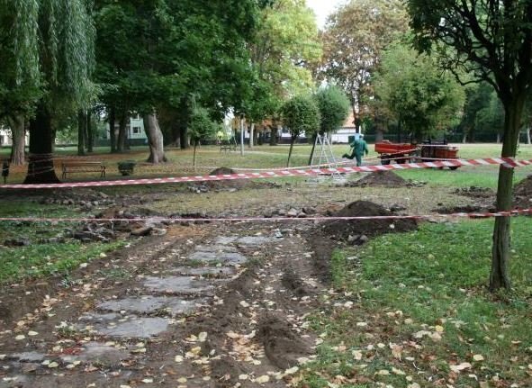 Siłownia w parku nad stawami