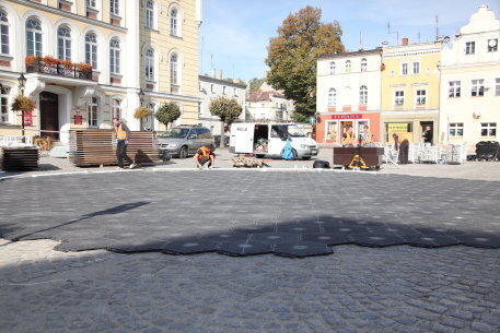Na rynku instalują namioty sferyczne