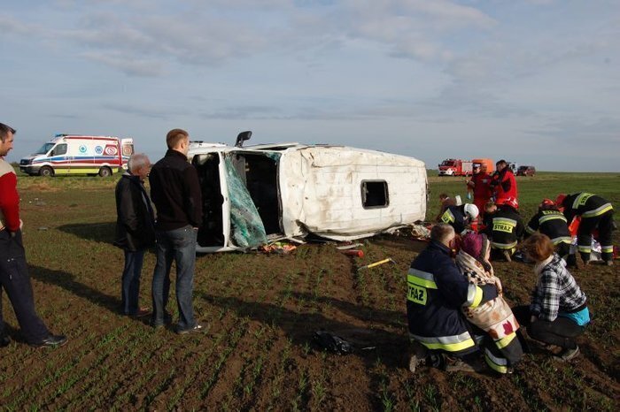 Bus z pasażerami wypadł z drogi