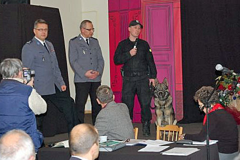 Pies policyjny patroluje Sławę