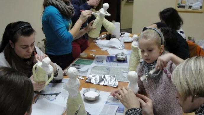 Przygotowują świąteczne ozdoby