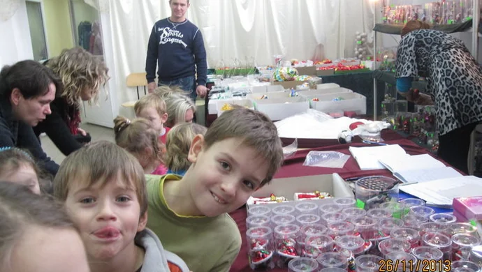 Uczniowie z SP w Lginiu w wytwórni bombek