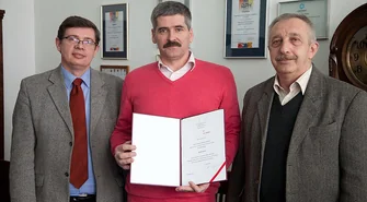 Nagroda i list gratulacyjny dla Piotra Chałupki