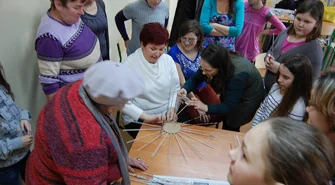 Kreatywny recykling, czyli wyplatanie papierowej wikliny w Starych Drzewcach