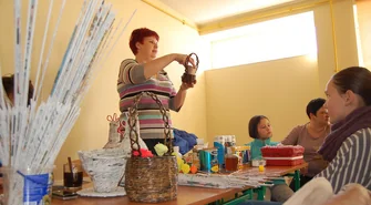 Panie wyplatały wiklinę papierową 