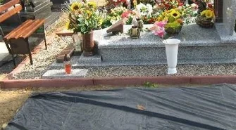 Grają w piłkę zbyt blisko cmentarza