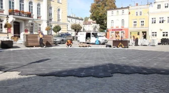 Na rynku instalują namioty sferyczne