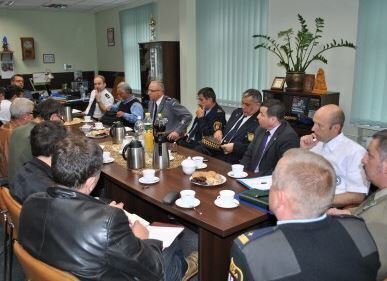 Funkcjonariusze policji zapraszają mieszkańców na debatę społeczną